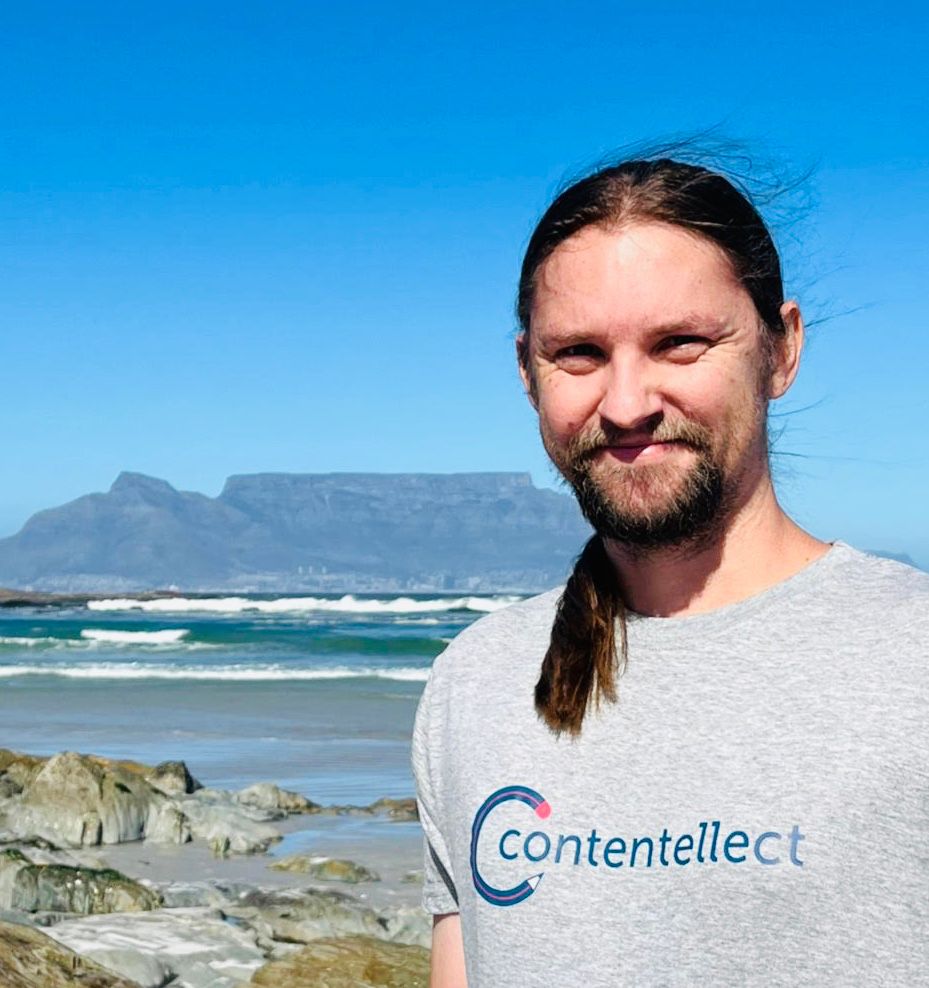 Abie Davis - Content Writer